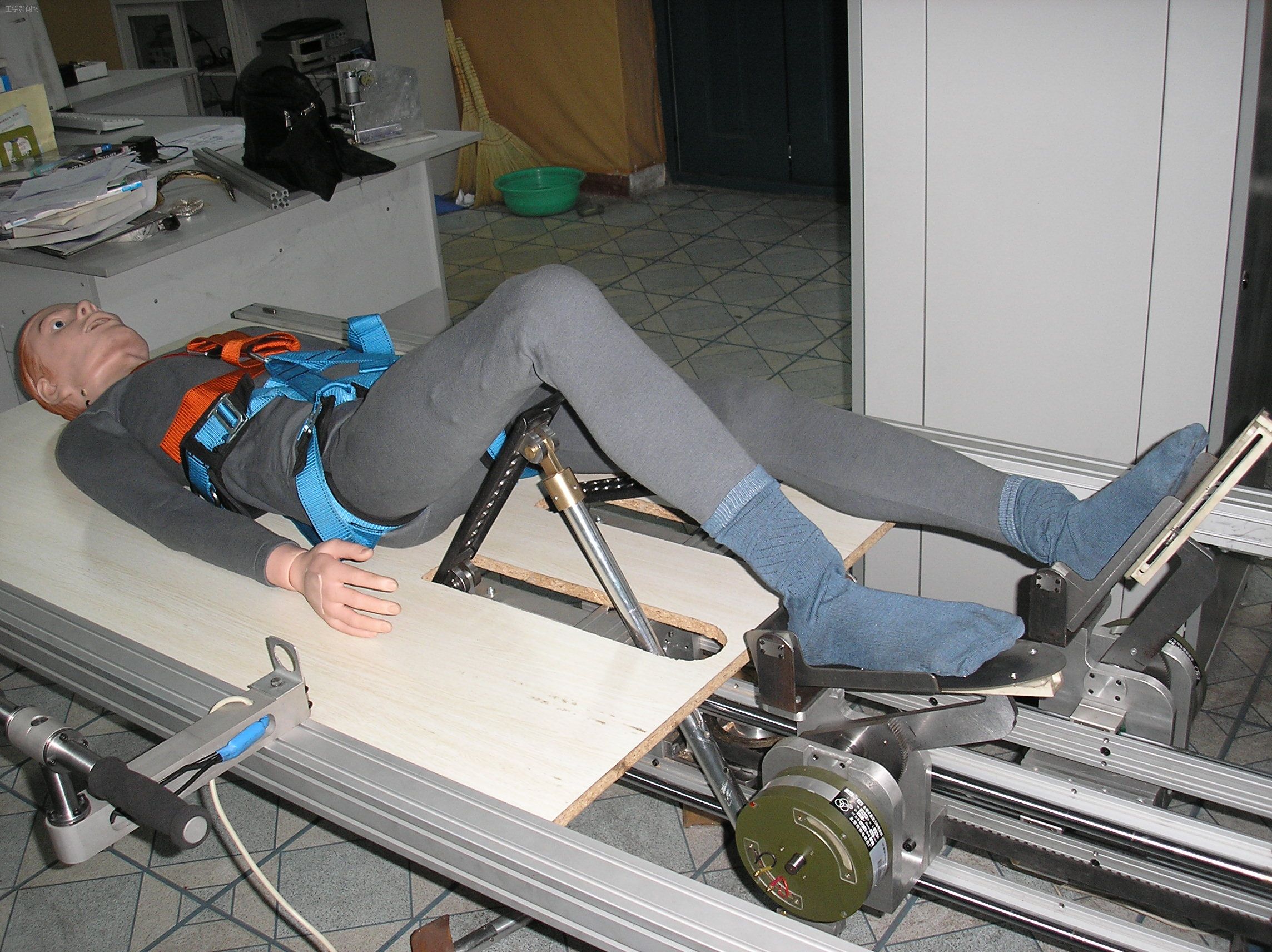 仰卧式下肢康复训练机器人，专利号ZL 200520021462.8